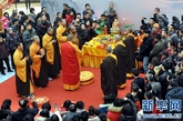 每年的农历腊月八日，少林寺都会严格按照佛教传统，制出“少林五行腊八粥”，免费发放给百姓。（图片来源：新华网  摄影：王颂）