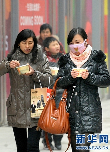 少林寺腊八施粥进市区 