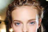 　华伦天奴 (Valentino) 2012春夏秀场妆容清新淡雅，暗粉色和浅灰色配合涂抹在眼睑上勾勒出脸部轮廓，睫毛保持了自然卷曲。发型师Guido Palau创造出成熟高雅又怀旧感觉的发型。