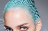 Wella威娜全球创意总监Eugene Souleiman将模特们的头发都梳到脑后盘成法式面包发髻，然后通过造型喷雾刻意做出梳子梳过的纹理。最后给头发喷上彩色喷雾。
