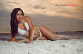 波多黎各超模泰伊思野性难驯沙滩写真秀身材，迷人床照酥胸尽露。