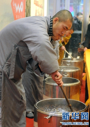 少林寺腊八施粥进市区 