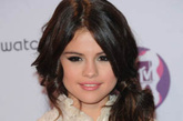 在北爱尔兰举办的MTV欧洲音乐大奖，主持人Selena Gomez选择强调身型的大胆透明礼服，加上侧边宽松马尾甜美又休闲。柔和卷度的长发随性绑成马尾，使用发束缠绕绑起处的简单整发。在侧边留下发束并且在较低位置完成马尾就完成自然风的女孩发型。