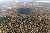 米尔钻石矿坑深525米，其直径为1200米，它是前苏联最早、最大的管状钻石矿之一，目前这处矿场已被废弃。据称，在该矿场处于开采运行时，一辆卡车从矿坑底部开到顶部需要两个小时的时间。
