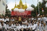 2003年心道法师率信众前往缅甸朝圣并供僧（图片来源：台湾灵鹫山出版中心）