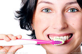 　错误4：刷牙时间太短

　　帖子提到，很多人以为刷牙的目的是清除食物残渣。但其实刷牙的目的是消灭牙菌斑。牙菌斑是一种附着在牙齿表面和牙龈缝隙里的无色细菌，是导致龋齿和牙龈炎症的祸首，中国人每次刷牙的平均时间为59秒，这个时间对完全彻底地清理口腔是不够的。