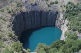 金伯利钻石矿坑被认为是世界上最大的人力挖掘矿坑，从1866年至1914年，50000名矿工使用铁铲等工具进行挖掘，共挖掘出2722公斤钻石。目前，南非政府正试图将金伯利矿坑申请为一处世界文化遗址。