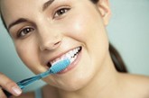 错误2：刷牙太使劲 
帖子称，刷牙的时候力量太大，可能伤害牙齿。