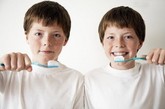 错误1：冷水刷牙

　　

　　帖子称，冷水会导致牙本质敏感的人牙齿酸痛，而且不利于牙膏内的有效物质发挥活性。牙膏中的主要成分是摩擦剂和氟化物，实验室研究发现，这些有效成分发挥作用的最佳温度是37℃左右。