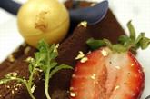 第69届金球奖颁奖典礼（69th Annual Golden Globe Awards）晚宴菜式公布。希尔顿酒店行政总厨Suki Sugiura向媒体展示了本届金球奖上的美味佳肴。其中一款“金球”巧克力蛋糕吸引了大家的眼球。
