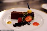 第69届金球奖颁奖典礼（69th Annual Golden Globe Awards）晚宴菜式公布。希尔顿酒店行政总厨Suki Sugiura向媒体展示了本届金球奖上的美味佳肴。其中一款“金球”巧克力蛋糕吸引了大家的眼球。