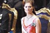 
瑞典美女——魔力的诱惑
自瑞典影星嘉宝和褒曼风靡全球后，“SwedishBlond”(瑞典金发)就成了西方男人心目中的美女标志。“世界小-姐”1951年诞生时，瑞典人基基·哈孔森摘走了第一个皇冠，此后50年，瑞典美女五戴桂冠，与印度并列为全球“世界小-姐”最多的国家。
