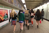 纽约少女们，穿着内裤，大胆行走在地铁过道上。