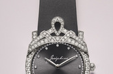 拥有超过两百年历史的法国珠宝品牌Chaumet在2011年推出的全新腕表系列，包括Khesis（星光晶石）、Attrape moi…si tu m’aimes、Josephine皇后传奇、Dandy、Dandy Arty等多个主题，将丰富的珠宝灵感运用于腕表之上，值得欣赏的是除了繁复的珠宝腕表，也是严谨大气的男士日装表，而Chaumet家的镶嵌打磨工艺更是早已经历时间的考验，十分值得推荐给各位。


