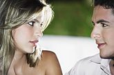 不良情绪影响亲热。伴侣如果在性生活中带有怨恨、愤怒和紧张的情绪，性生活会很难和谐。解决方法：夫妻间需要交流沟通，询问对方的感受，共同化解性生活中的不良情绪。
