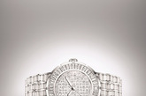 拥有超过两百年历史的法国珠宝品牌Chaumet在2011年推出的全新腕表系列，包括Khesis（星光晶石）、Attrape moi…si tu m’aimes、Josephine皇后传奇、Dandy、Dandy Arty等多个主题，将丰富的珠宝灵感运用于腕表之上，值得欣赏的是除了繁复的珠宝腕表，也是严谨大气的男士日装表，而Chaumet家的镶嵌打磨工艺更是早已经历时间的考验，十分值得推荐给各位。


