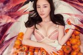 近日，李小璐成为了《男人装》2012年1月刊封面女郎。整组照片风格大胆，完全突破她先前为大家熟知的玉女形象。