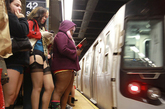 2012年1月8日，美国纽约，大批市民仅穿着内裤在闹市地铁繁忙路段出行，引起其他市民的围观。 