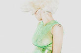Lady Gaga登英国版《ELLE》 时尚杂志封面，绿色纱质眼妆帅气妙搭。