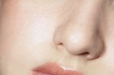 8. 直接用浅棕色唇膏，均匀 涂 抹 整个双唇之间后，不妨沿着唇形外缘轮廓再次重复涂抹，自然创造饱满三維的丰唇感。