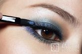 2. 将深宝蓝色眼影均匀刷在双眼褶痕内，简单创造双色的烟燻眼妆，接着再以黑色眼线液描绘上眼线，加强眼妆深邃度。