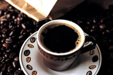 第四种：咖啡。就像中国人嗜茶一样，西方人多喜喝咖啡。美国学者在经过5年的流行病学调查后认为，咖啡因对胰腺癌和膀胱癌的形成有一定影响。经常饮咖啡的人比不饮咖啡的人患这两种癌的可能性大2～3倍。在胰腺癌患者中，至少一半是由于过多饮用咖啡引起的。
