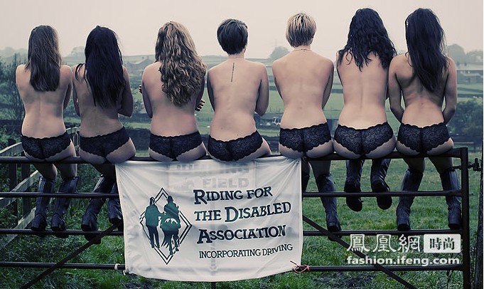 英7名女骑手全裸拍慈善日历 与骏马帅气拍照