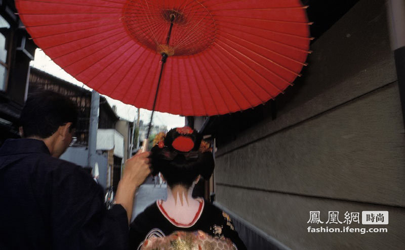 日本“红唇艺妓”的隐秘生活 处女秀大揭秘