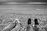 摄影师Tom Robinson与妻子Verity突发奇想，将两人的双脚融合海景入镜，完成了一幅作品，故事进行到此还算平凡。