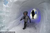 俄罗斯莫斯科，冰雕艺术家在索科尼基公园打造的“冰霜之城”日前向公众开放。真是美轮美奂。