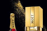 Moët
酩悦金彩礼享装 价格店洽
一份岁末的金彩好礼，为香槟悉心保持适宜的冰藏温度。金色丝带散发出质感光泽，成为年末礼单上的时尚佳选。简约华美的礼盒设计，彰显魅力与品位。