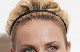 Charlize Theron
　　Charlize Theron的后梳盘发，以黑色细发箍搭着金黄发色，格外高贵有气质。 
