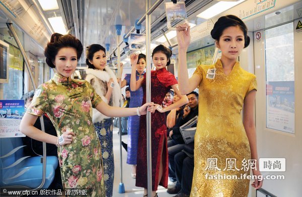 南京美女地铁上演旗袍秀 男人争抢近身拍照
