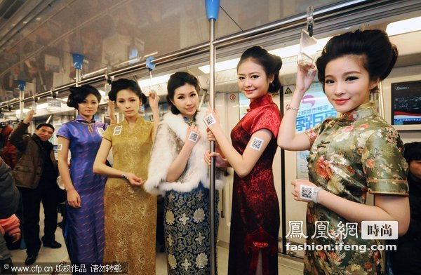 南京美女地铁上演旗袍秀 男人争抢近身拍照