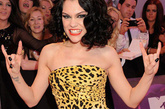 歌手Jessie J的黑色椭圆指甲与身着的Dolce&Gabbana黑色豹纹晚礼服相得益彰。 