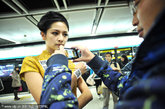 2012年1月11日，一群穿着旗袍的美女在南京地铁里走秀，让市民们大饱眼福。美女们曼妙的身材和各种精彩的POSE，让不少市民忍不住掏出手机拍下这特别的一刻。