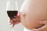 6.不要抽烟喝酒。由于烟中的尼古丁和酒中的乙醇可损害精细胞和卵细胞，经常吸烟、饮酒的妇女，最好等戒掉烟酒2—3个月后再受孕。丈夫在妻子受孕前一个月最好也戒掉烟酒。

