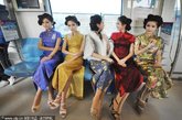 这5位现场表演的美女，也都是旗袍的忠实爱好者，她们经常在一些派对场合穿上颜色亮丽的旗袍，梳上民国特有的发髻，展现自己独特的风采。
