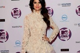 　Justin Bible的女友Selena Gomez向来甜美可人，但是EMA红毯上她的黑色美甲搭配裸色蕾丝洋装也不错哦。 