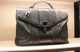 宝缇嘉（Bottega Veneta）2012春夏男装系列，在材质与轮廓上营造了鲜明对比，其中本季的重点之一便是西装外套印上各种图案，如：印花、重叠条纹与细格纹等，这些花纹带来了千变万化，令得每件衣饰面料都是独一无二。

此次用色大胆鲜艳的春夏男装，以湖水蓝及靛青蓝锁住了人们视觉的焦点，最有趣的设计在于裤子捨去腰带的使用，利用裤腰头与裤子间的色彩差异，制造出“腰带”的视觉效果，并以调节方式固定。而宝缇嘉（Bottega Veneta）招牌的包款，2012春夏主打柔软的退色彷古皮革缝制，透过不同方式的编织法，让表面缀以精巧的手工细节，尽显品牌一贯的设计心思与精神。
