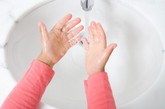 7.摸过小动物或玩具后要洗手

　　有些人喜欢养小动物，每天为小动物洗澡，认为这样小动物身上就不会有细菌了。其实不然，小动作可能会带有一些传染源。另外，经常抱的毛绒玩具也会带有细菌。因此，触宠物或玩毛绒玩具后要洗手，预防动物相关的传染病。

