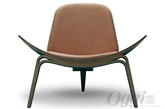 座椅和椅背由夹板压制而成，在三条椅腿上都使用了层压结构，两条前腿是连续的整体但与后腿是分开的。为了提高舒适性，设计师在椅面和椅背上增加了垫子。