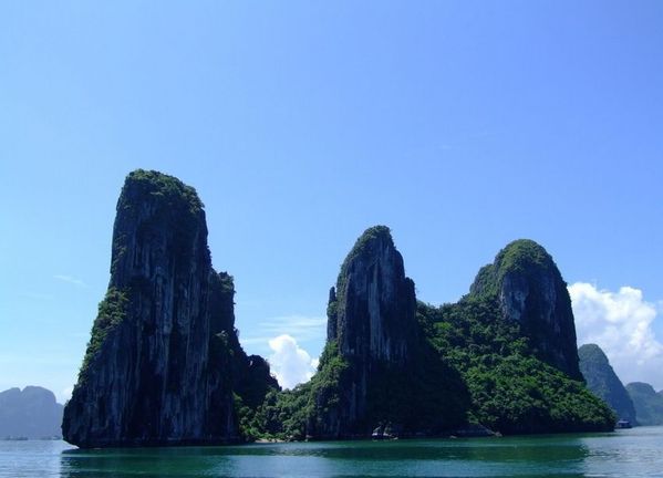 海上的桂林山水实拍越南绝美的下龙湾