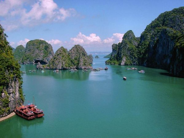 海上的桂林山水实拍越南绝美的下龙湾