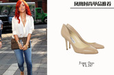 Rihanna（蕾哈娜）也没错过时髦尖头鞋，驼色与肤色相似，和裸色鞋一样有延伸双腿的效果。

