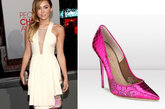 麦莉·赛勒斯 (Miley Cyrus)的桃红色蛇纹压皮高跟鞋来自知名的鞋履品牌周仰杰 (Jimmy Choo)。桃红色的蛇皮上点缀着低调的纹理，将高贵与奢华在不经意间展现。