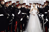 随着英国威廉王子婚期的临近，英国举国上下都在紧张的筹备，而凯特王妃也成为时尚界最为关注的热点人物。近日，新一期英版《VOGUE》以新娘为主题，让众超模身穿白纱，变身妩媚新娘置身海陆空三军士兵和人民之中， 接受大家的祝福。