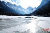 冬季的毕棚沟景区内雪峰皑皑，玉树琼枝，溪水在冰盖间上下涌动，瀑布如冰蜡高挂山崖，月牙冰川、倒沟冰川庄严肃穆，龙王海冰雪环绕、碧波荡漾。理县宣传部 供图