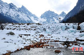 冬季的毕棚沟景区内雪峰皑皑，玉树琼枝，溪水在冰盖间上下涌动，瀑布如冰蜡高挂山崖，月牙冰川、倒沟冰川庄严肃穆，龙王海冰雪环绕、碧波荡漾。理县宣传部 供图