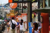 泰国禁赌不禁色，在泰国色情业是旅游经济兴旺的重要原因。“租妻”和妓女有共同之处，但还是有区别的，妓女们更自由，“租妻”们心里还是怀着长期交往的心态。
